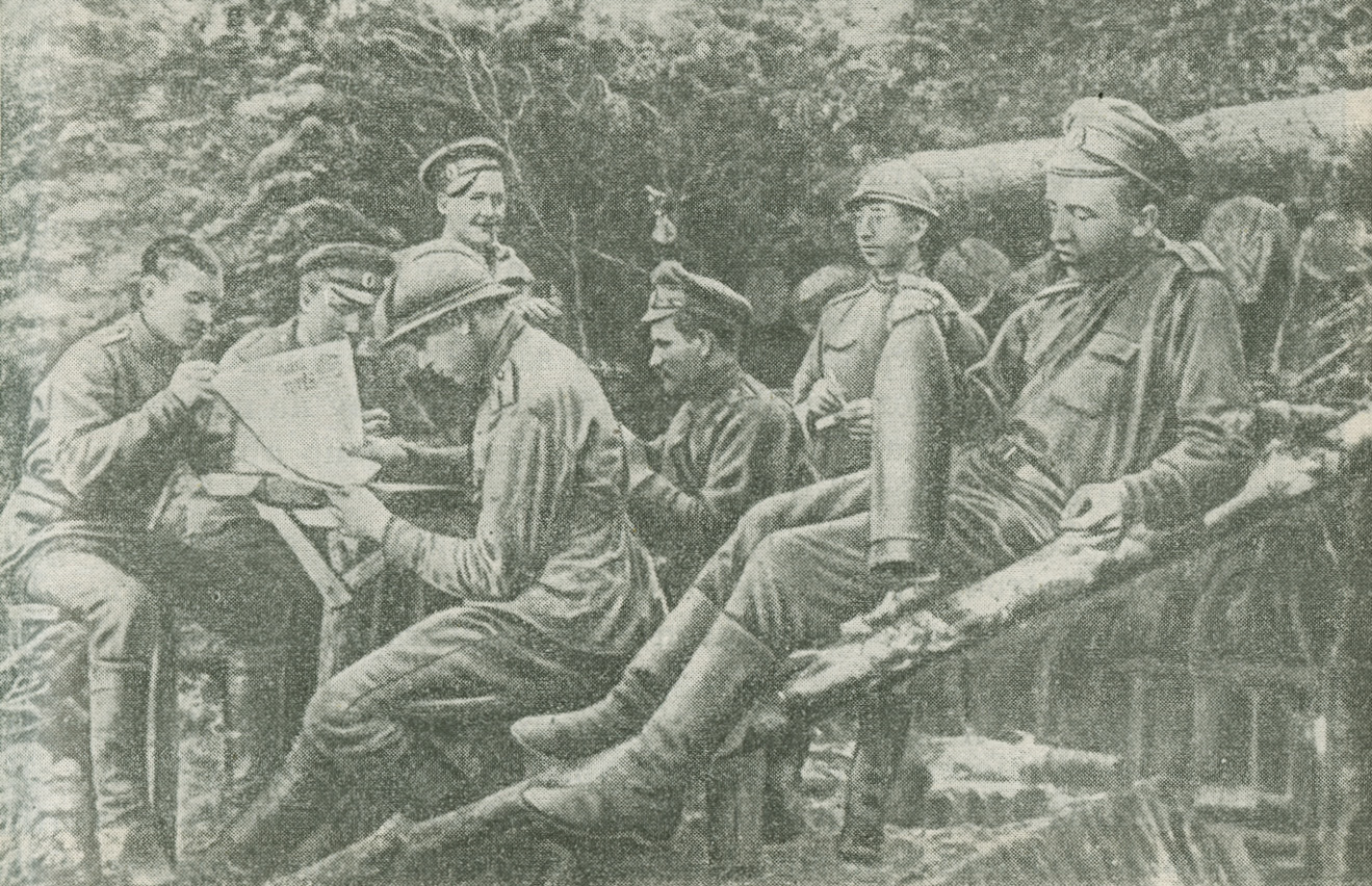 Photograph of men of the Lettish Rifle Regiment reading the Brīvais Strélnieks