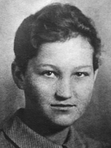 Retrato Zoya Anatolyevna Kosmodemyanskaya- Авторство: Неизвестен. Original publications: Газета «Правда» №48 (8819) от 17 февраля 1942 года, Газета «Комсомольская правда» №39 (5134) от 17 февраля 1942 годаImmediate source: Государственный каталог Музейного фонда Российской Федерации, Общественное достояние, https://commons.wikimedia.org/w/index.php?curid=65835690