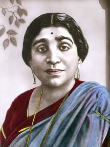 Retrato Sarojini Naidu ou Sarojini Chattopadhyaya- By Paper Jewels - https://www.paperjewels.org/postcard/srimati-sarojini-naidu, CC BY 4.0, https://commons.wikimedia.org/w/index.php?curid=117175524